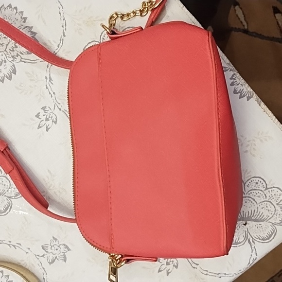 Bebe Women's Crossbody Bag Pink Gold chain  shoulder strap Purse Logo Used - Picture 2 of 5